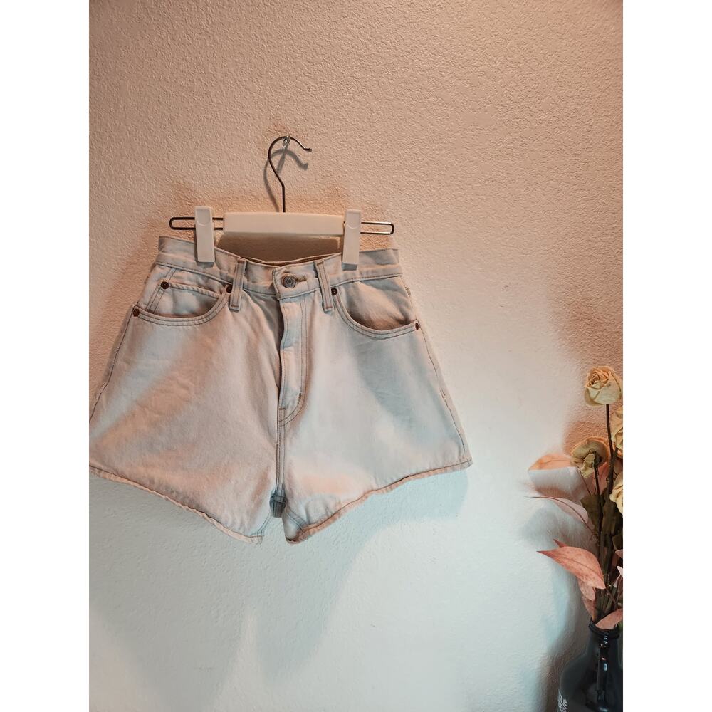 Levi’s Premium Women’s High-Waisted Denim Shorts Light Wash Size 27‎